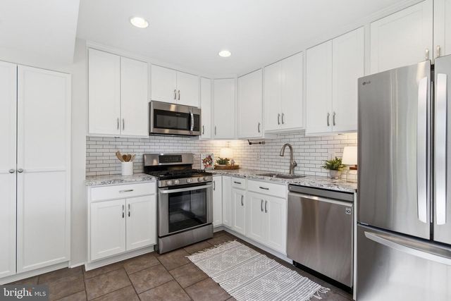 5211 STONINGTON DR, Fairfax, VA 22032