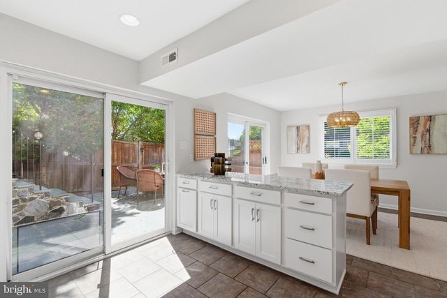 5211 STONINGTON DR, Fairfax, VA 22032