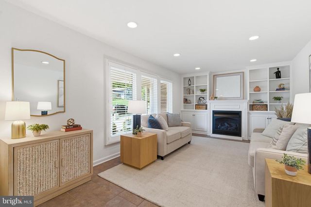 5211 STONINGTON DR, Fairfax, VA 22032