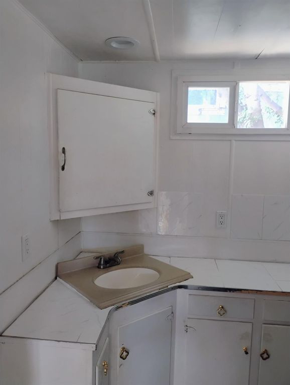 Image 4 of property listing at 1941 N Golden State Boulevard # 33, Fresno, CA 93705