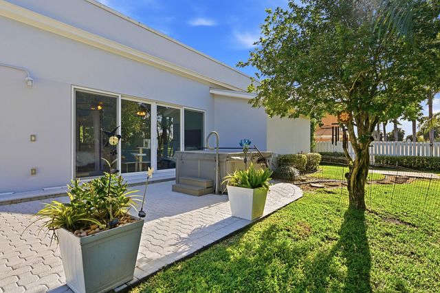 9001 N Lake Dasha Drive, Plantation, FL 33324