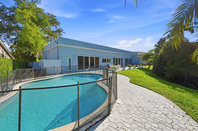 9001 N Lake Dasha Drive, Plantation, FL 33324