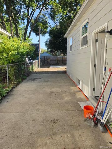 1126 Ossington Avenue, Flint, MI 48507