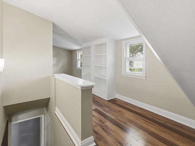 4858 N Iroquois AVENUE, Glendale, WI 53217