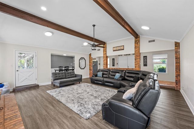 1049 W Moonlight Drive, Robinson, TX 76706