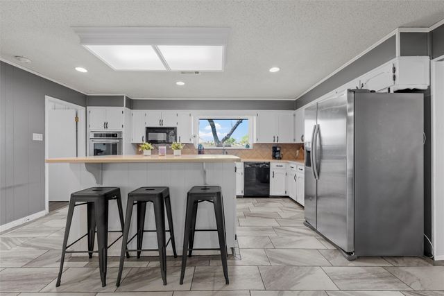 1049 W Moonlight Drive, Robinson, TX 76706