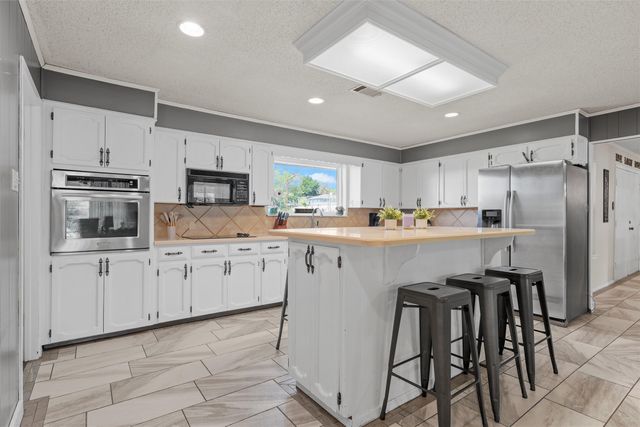 1049 W Moonlight Drive, Robinson, TX 76706