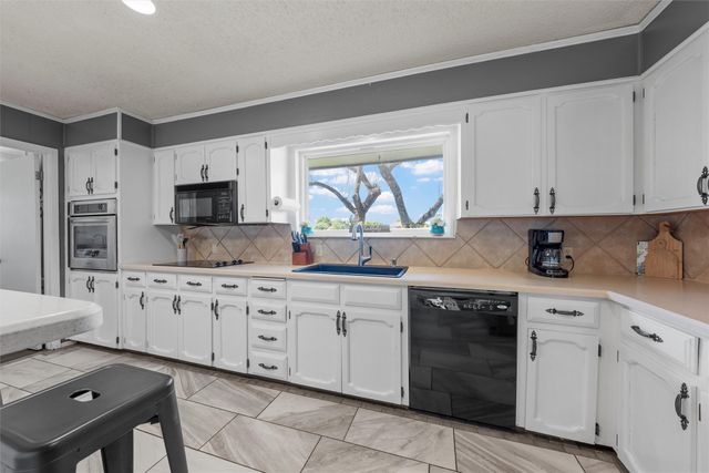 1049 W Moonlight Drive, Robinson, TX 76706