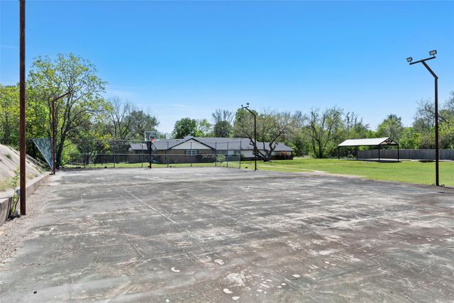 1049 W Moonlight Drive, Robinson, TX 76706