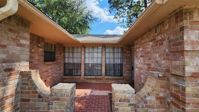 2702 Foliage Green Drive, Kingwood, TX 77339