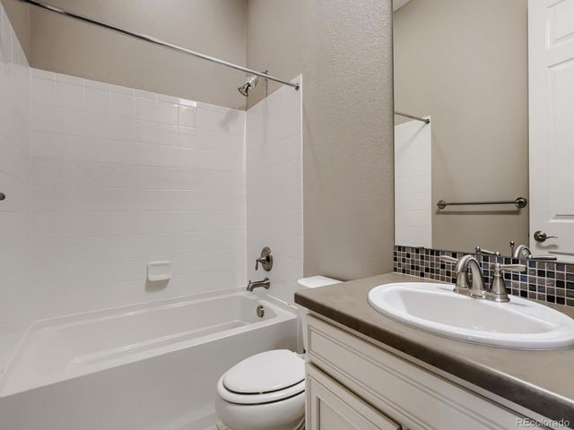 8450 S Biloxi Ct, Aurora, CO 80016