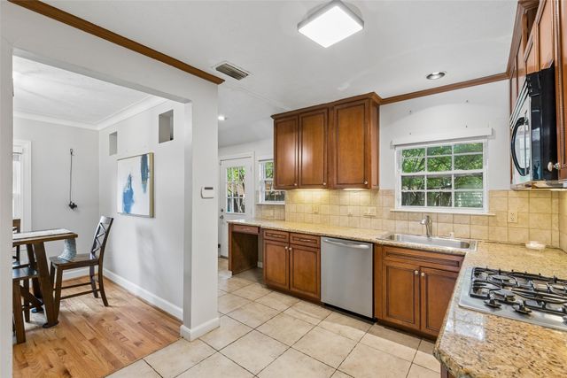 5426 Stoneleigh Avenue, Dallas, TX 75235