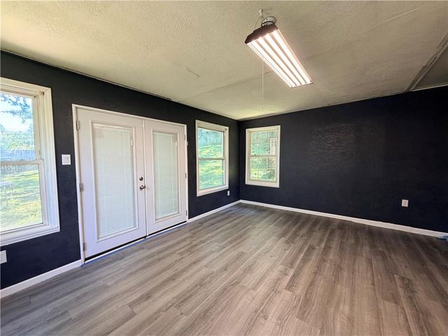 3521 N College Street, Kansas City, MO 64117