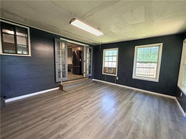 3521 N College Street, Kansas City, MO 64117