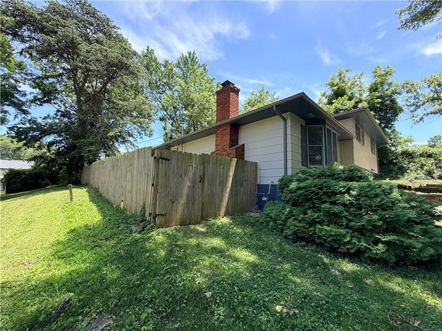 3521 N College Street, Kansas City, MO 64117