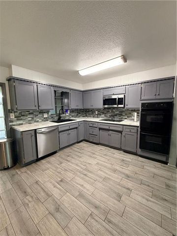 3521 N College Street, Kansas City, MO 64117