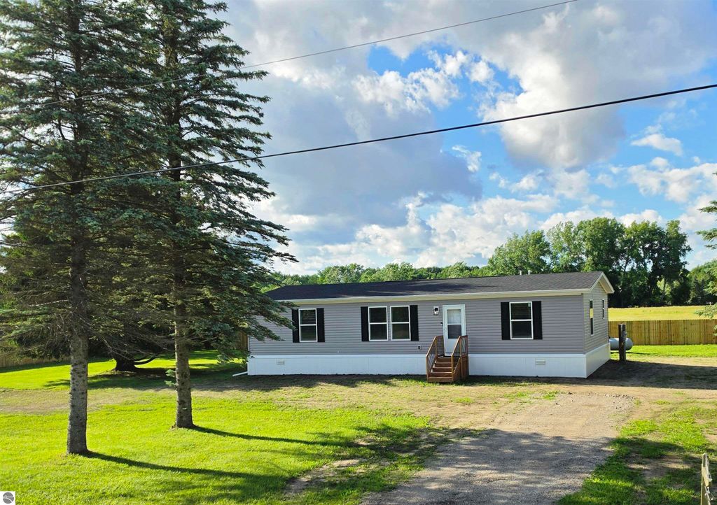 Image 1 of property listing at 4390 W Seaman Road, Alma, MI 48847