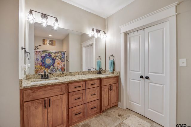 13367 Hickory Oak Dr, Lindale, TX 75771