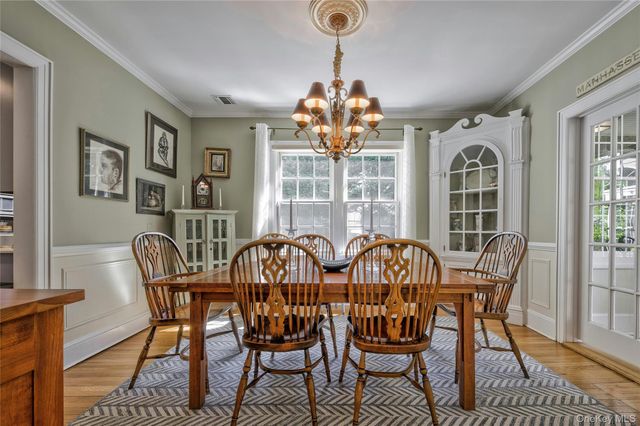 14 Buckingham Place, Manhasset, NY 11030