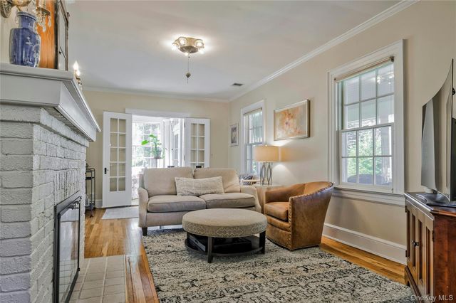 14 Buckingham Place, Manhasset, NY 11030