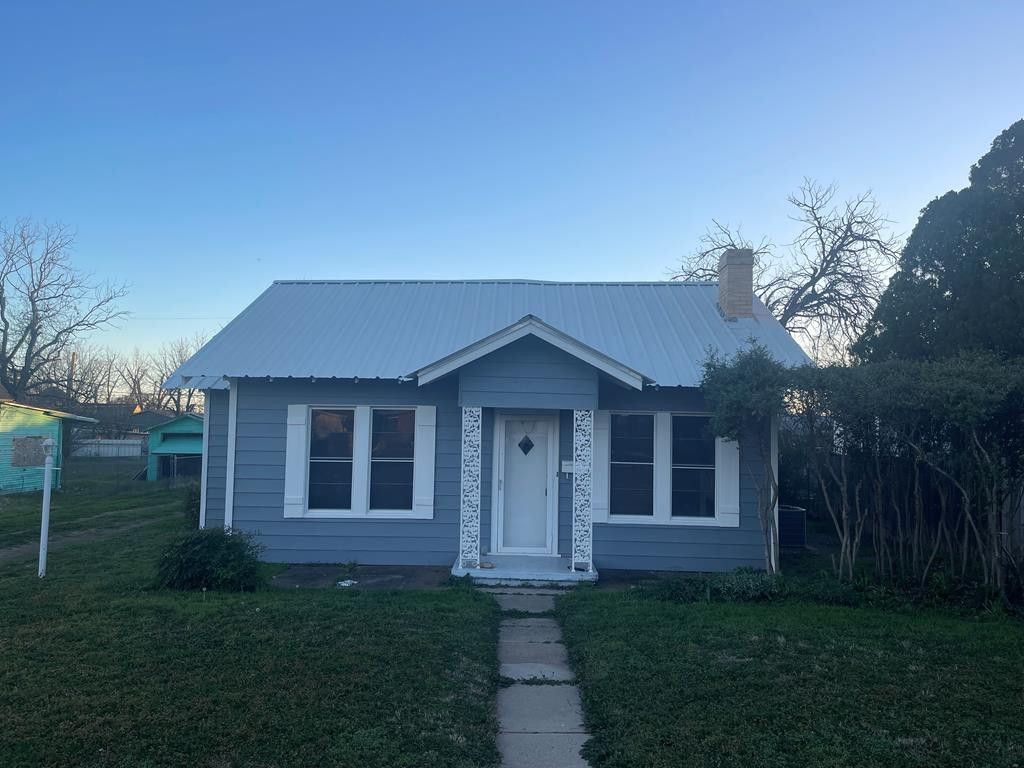Image 1 of property listing at 707 N 9th Street, Ballinger, TX 76821