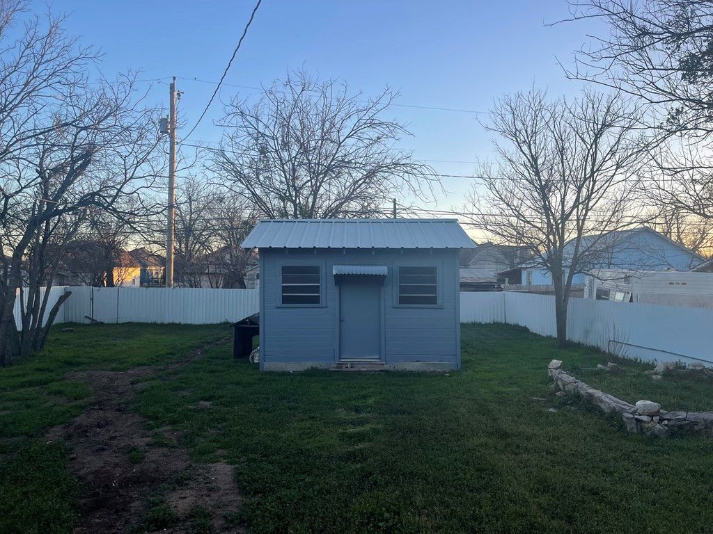 Image 3 of property listing at 707 N 9th Street, Ballinger, TX 76821