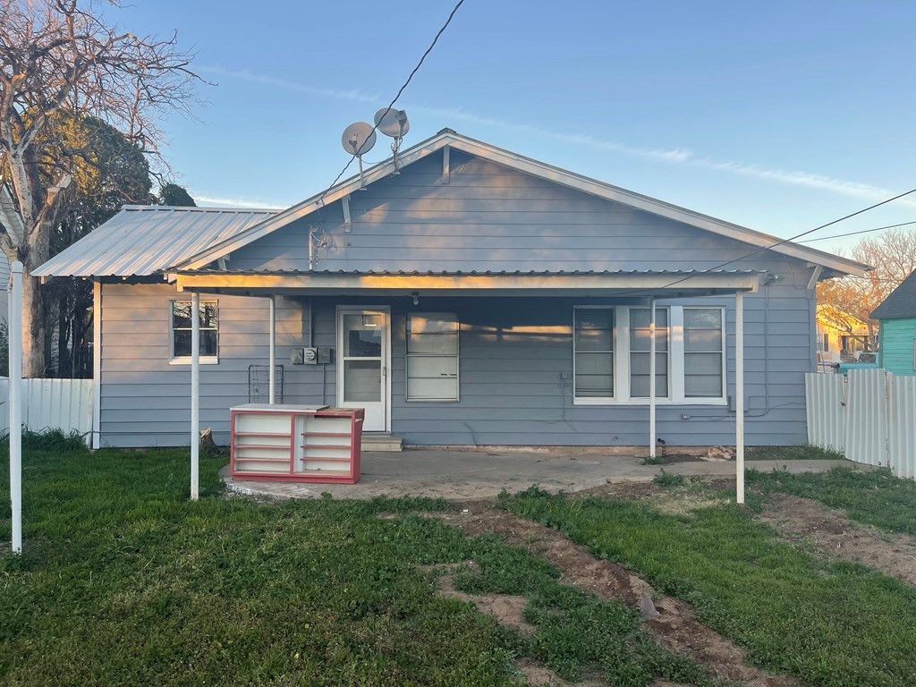 Image 4 of property listing at 707 N 9th Street, Ballinger, TX 76821