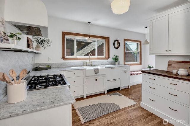 2714 10th Avenue W, Seattle, WA 98119