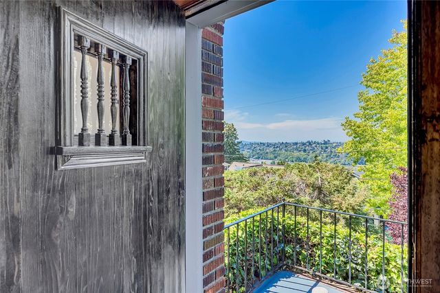 2714 10th Avenue W, Seattle, WA 98119