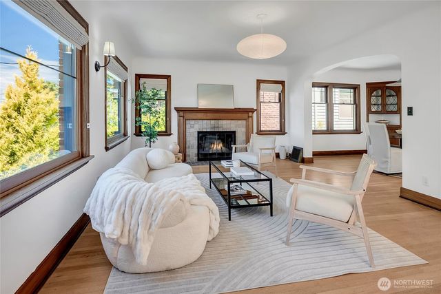 2714 10th Avenue W, Seattle, WA 98119