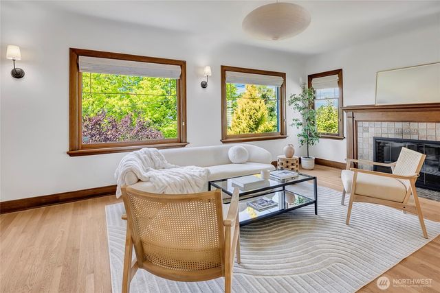 2714 10th Avenue W, Seattle, WA 98119