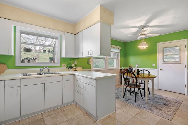 2625 Fairhaven Road, Davenport, IA 52803
