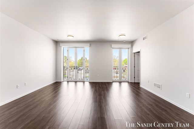 110 W Savidge Street 201, Spring Lake, MI 49456
