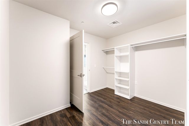 110 W Savidge Street 201, Spring Lake, MI 49456