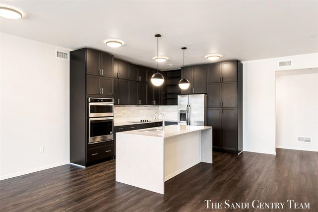 110 W Savidge Street 201, Spring Lake, MI 49456
