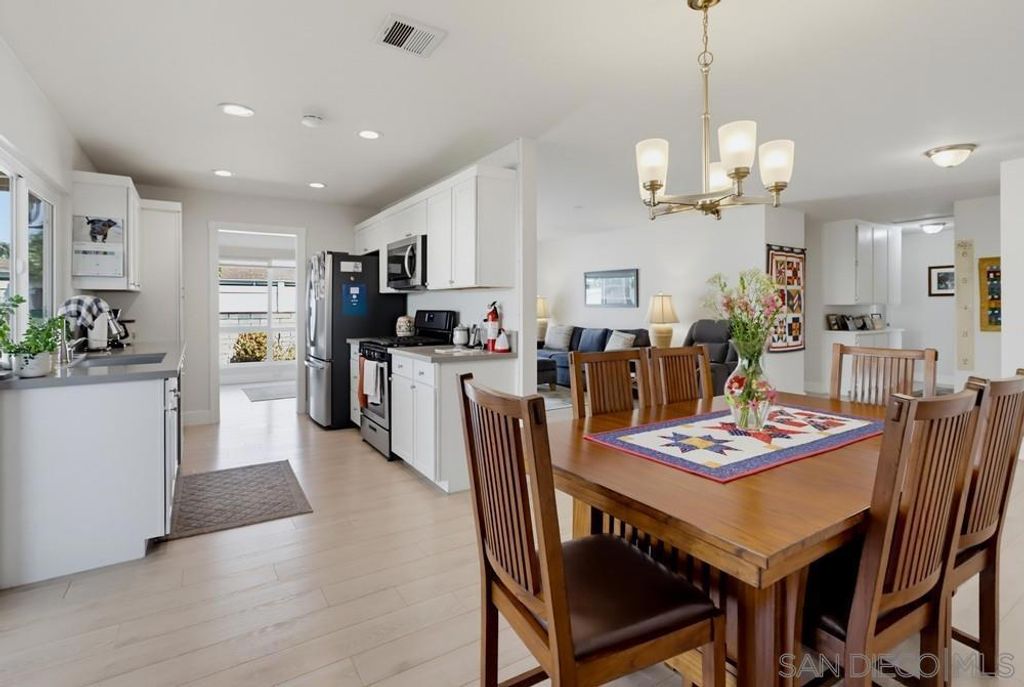 Image 8 of property listing at 835 Dorothy, El Cajon, CA 92019