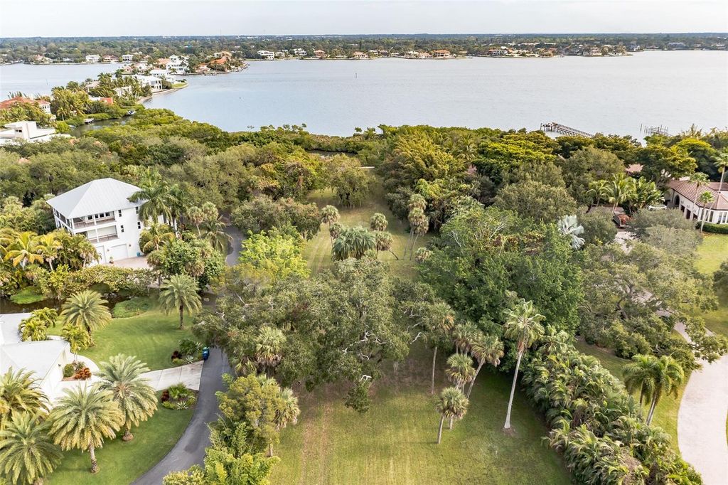 Image 12 of property listing at 7707 MIDNIGHT PASS ROAD, Sarasota, FL 34242