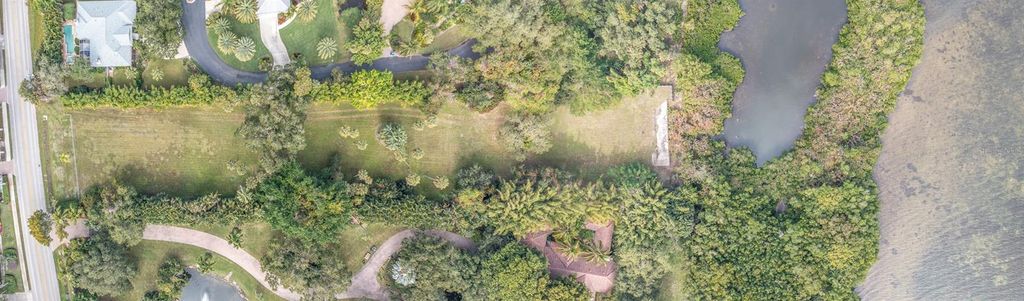 Image 6 of property listing at 7707 MIDNIGHT PASS ROAD, Sarasota, FL 34242