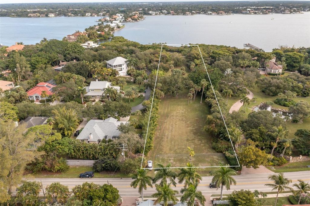 Image 7 of property listing at 7707 MIDNIGHT PASS ROAD, Sarasota, FL 34242