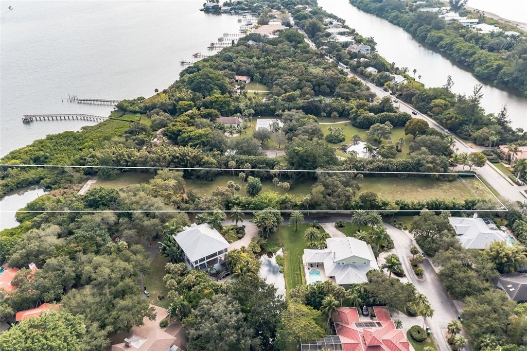 Image 9 of property listing at 7707 MIDNIGHT PASS ROAD, Sarasota, FL 34242