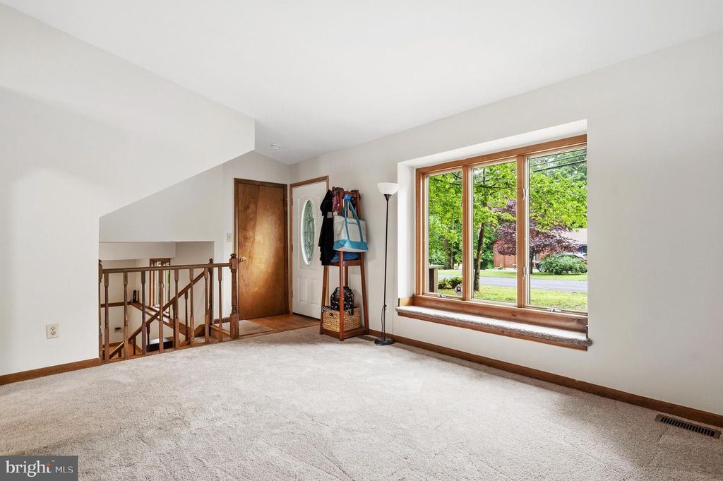 Image 5 of property listing at 12346 ALGONQUIN TRL, Lusby, MD 20657
