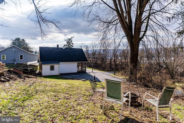 1913 OLD STATE RD, Dauphin, PA 17018