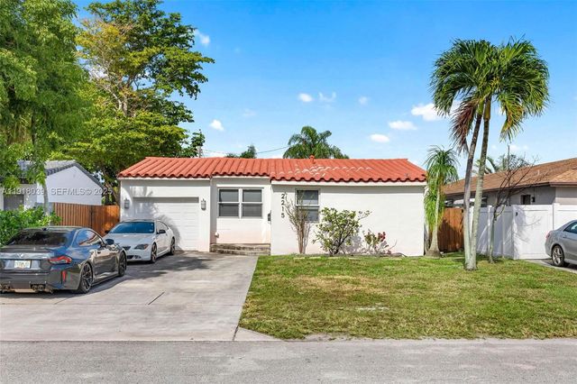 2215 Cleveland St, Hollywood, FL 33020