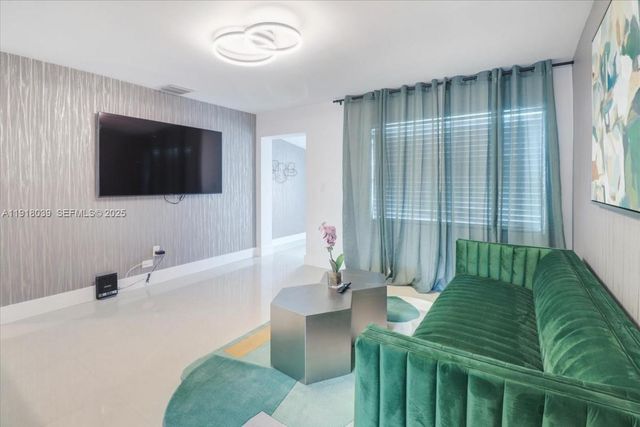 2215 Cleveland St, Hollywood, FL 33020