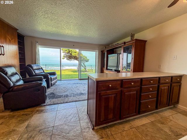4229 Sw BEACH Ave 9, Lincoln City, OR 97367