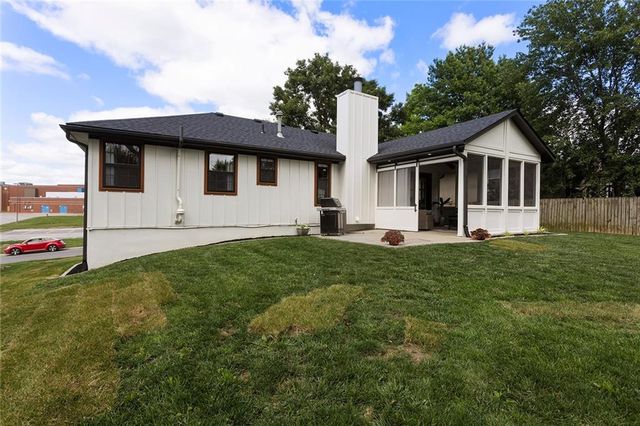 300 NW Arbor Drive, Blue Springs, MO 64014