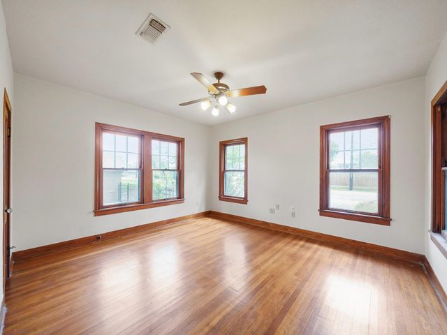 229 E Cedar Street, Angleton, TX 77515
