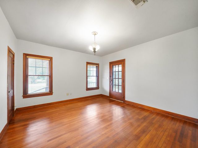 229 E Cedar Street, Angleton, TX 77515