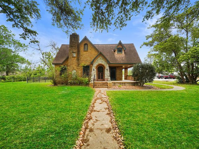 229 E Cedar Street, Angleton, TX 77515