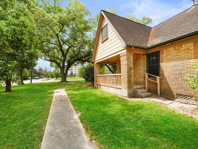 229 E Cedar Street, Angleton, TX 77515